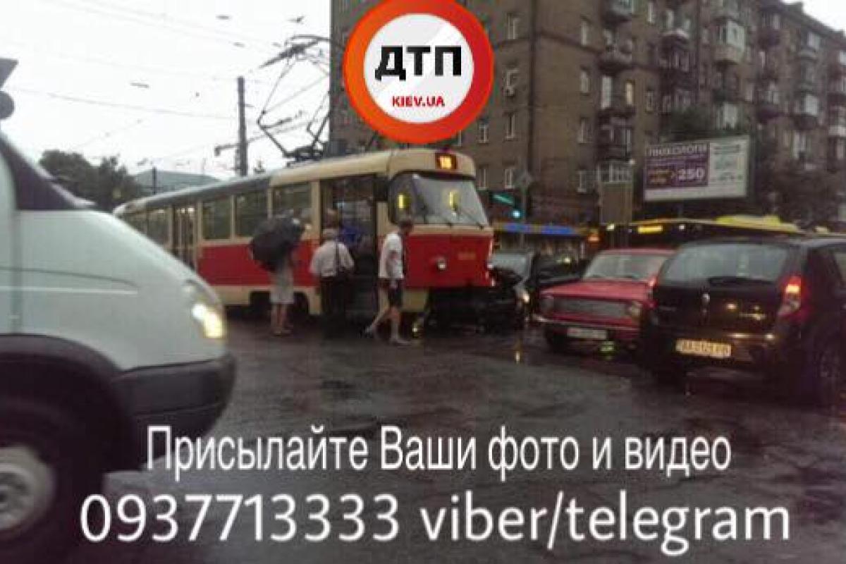 В Киеве произошла авария с участием трамвая В Киеве произошла авария с участием трамвая