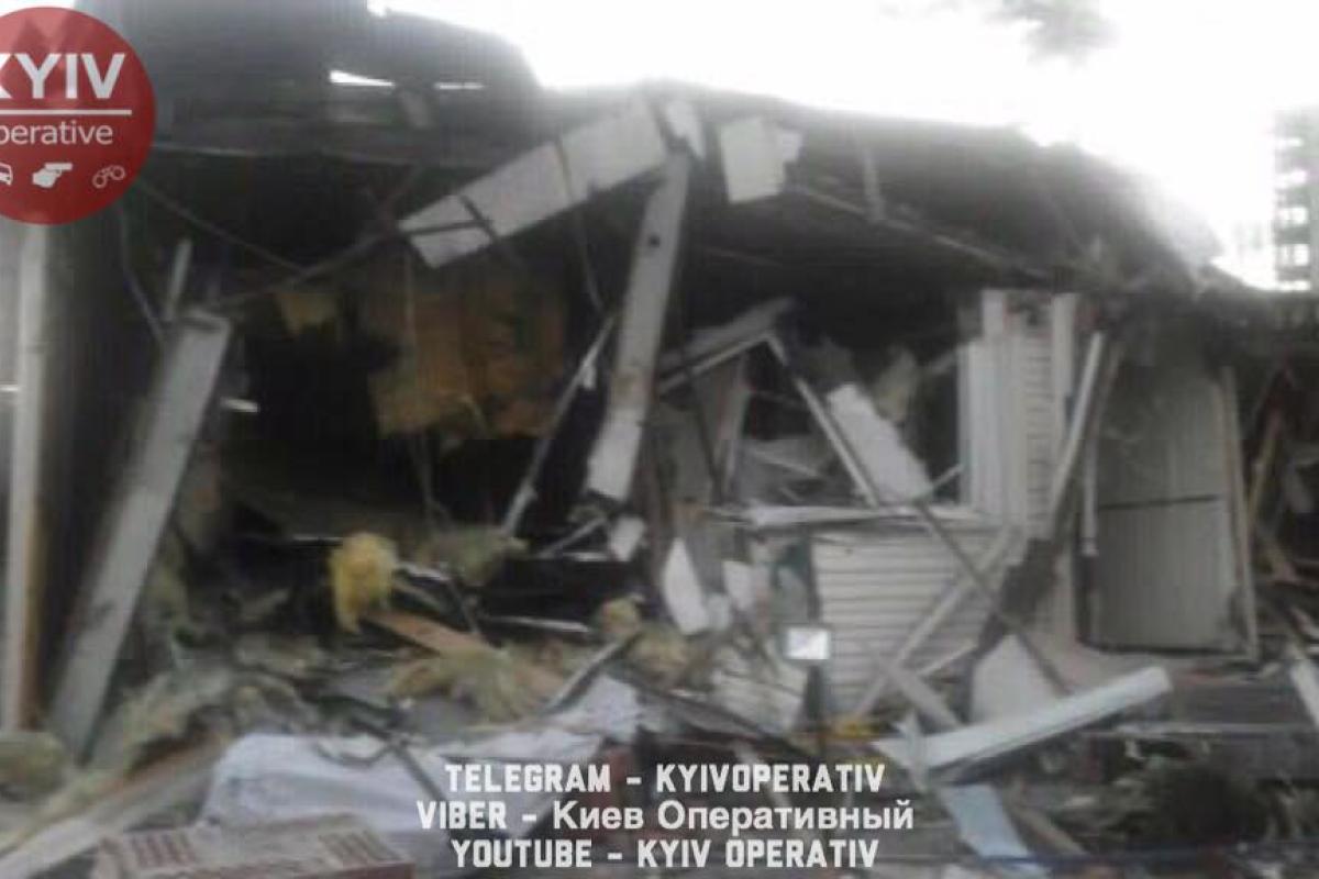 В Киеве начали сносить фастфуд с посетителями внутри В Киеве начали сносить фастфуд с посетителями внутри