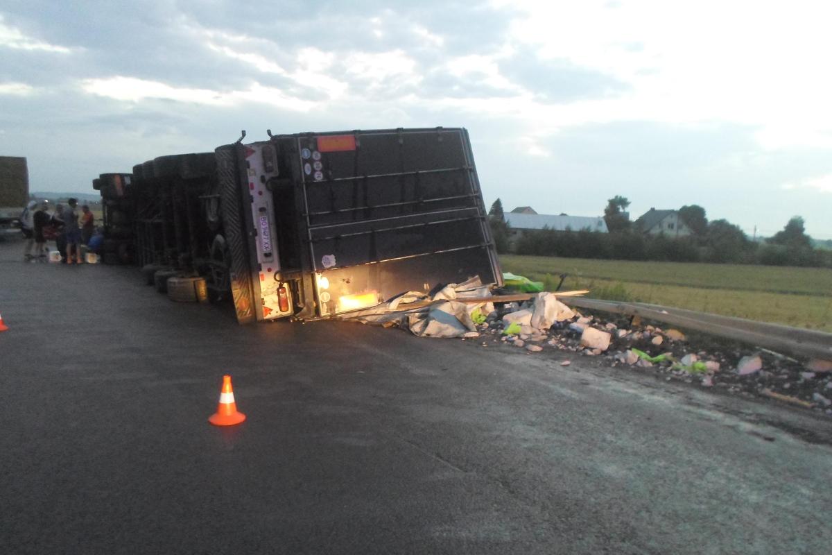 На трассе Киев - Чоп произошло ДТП: грузовик попал в кювет На трассе Киев - Чоп произошло ДТП: грузовик попал в кювет