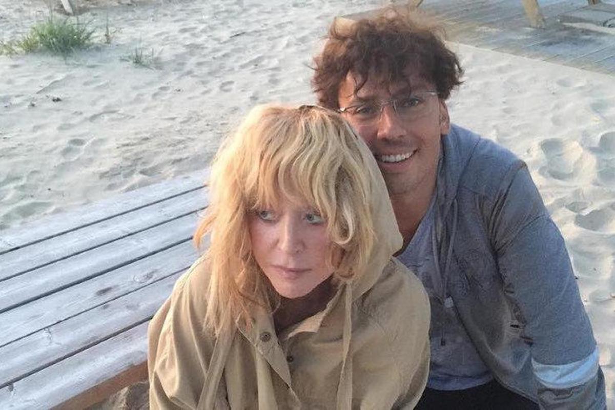 Максим Галкин показал новое видео с Лизой: папа и дочь пытаются собрать конструктор Максим Галкин показал новое видео с Лизой: папа и дочь пытаются собрать конструктор