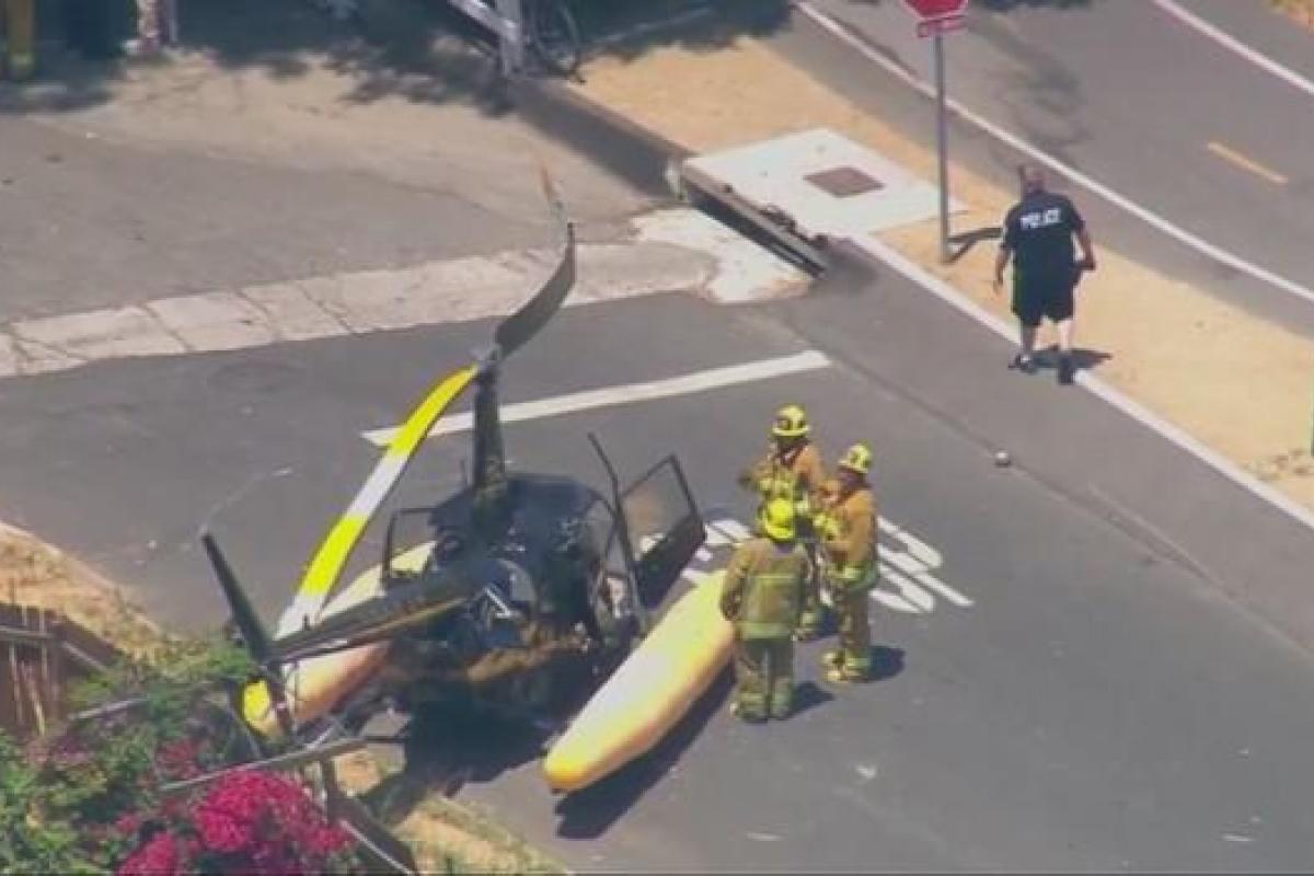 В Лос-Анджелесе вертолет рухнул на проезжую часть, есть пострадавшие В Лос-Анджелесе вертолет рухнул на проезжую часть, есть пострадавшие