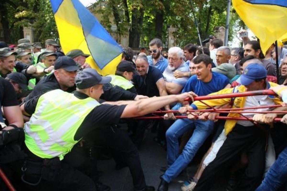 Под стенами АП произошла стычка между сторонниками Саакашвили и полицией Под стенами АП произошла стычка между сторонниками Саакашвили и полицией