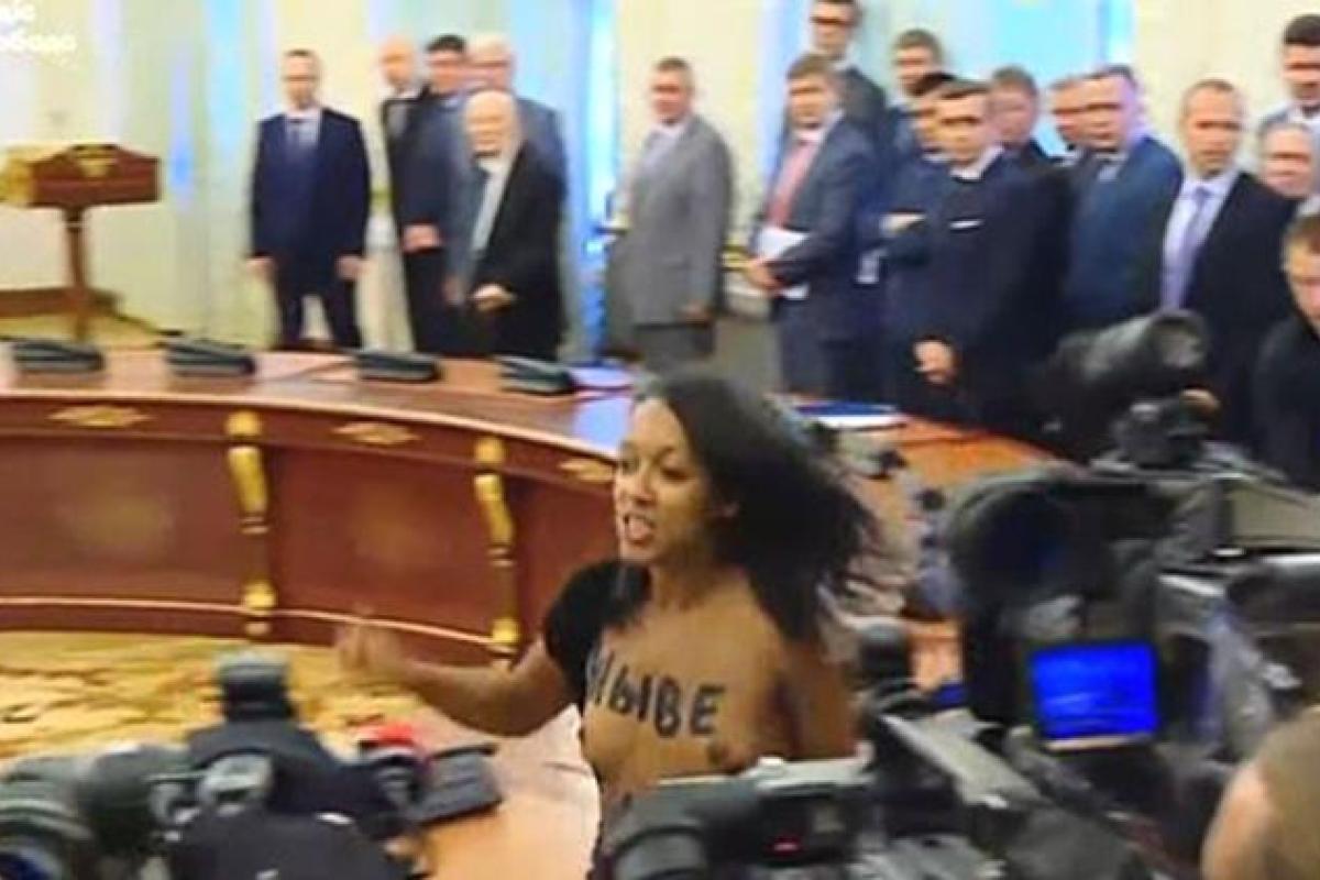 Добкин готов взять на поруки активистку Femen, обнажившую грудь перед Порошенко и Лукашенко Добкин готов взять на поруки активистку Femen, обнажившую грудь перед Порошенко и Лукашенко