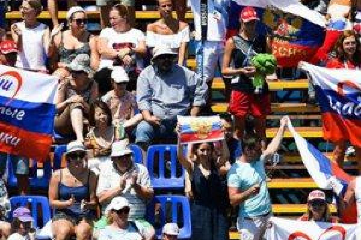 Россиян на ЧМ в Венгрии заставили снять одежду с символикой СССР под угрозой депортации Россиян на ЧМ в Венгрии заставили снять одежду с символикой СССР под угрозой депортации