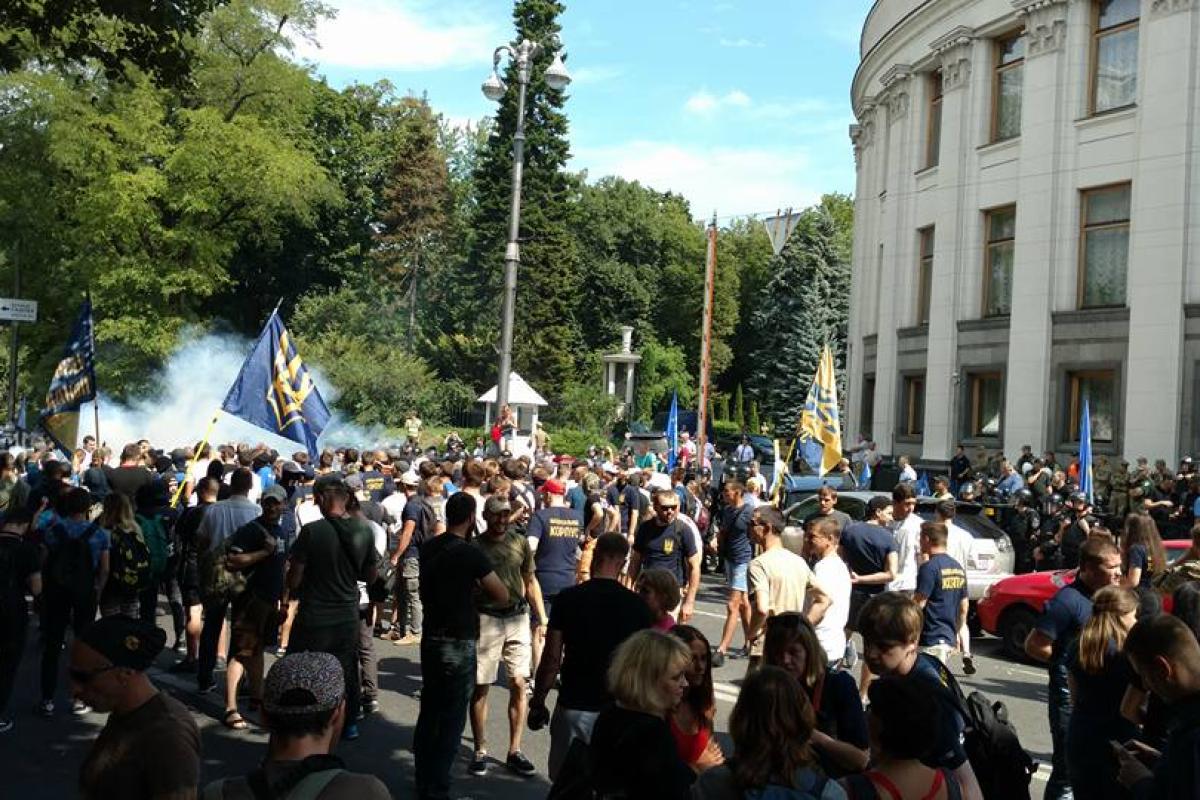 Битва за снятие неприкосновенности: активисты полностью заблокировали здание Рады Битва за снятие неприкосновенности: активисты полностью заблокировали здание Рады
