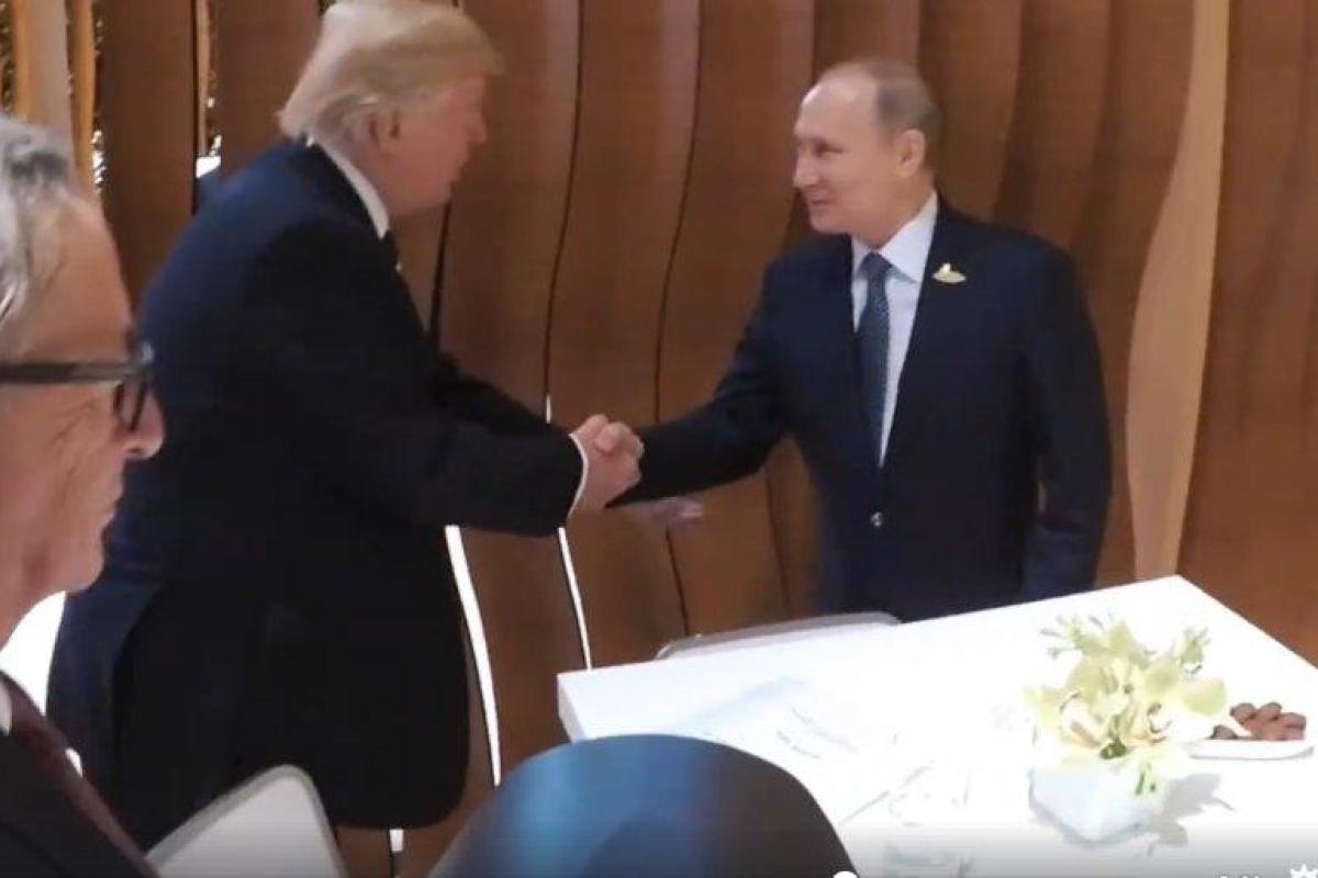 "Выловил Трампа под забором": в сети смеются над первой встречей Путина с президентом США