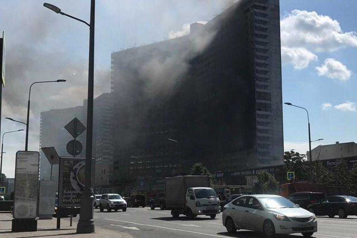 Пылает одна из самых известных высоток Москвы: люди опасаются, что здание рухнет Пылает одна из самых известных высоток Москвы: люди опасаются, что здание рухнет