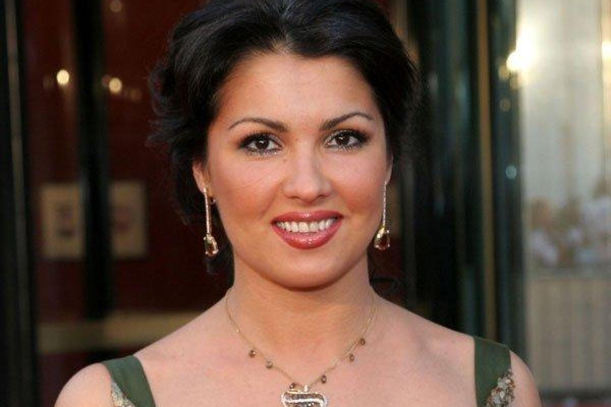 Певица Анна Нетребко шокировала фигурой в коротеньких шортах Певица Анна Нетребко шокировала фигурой в коротеньких шортах