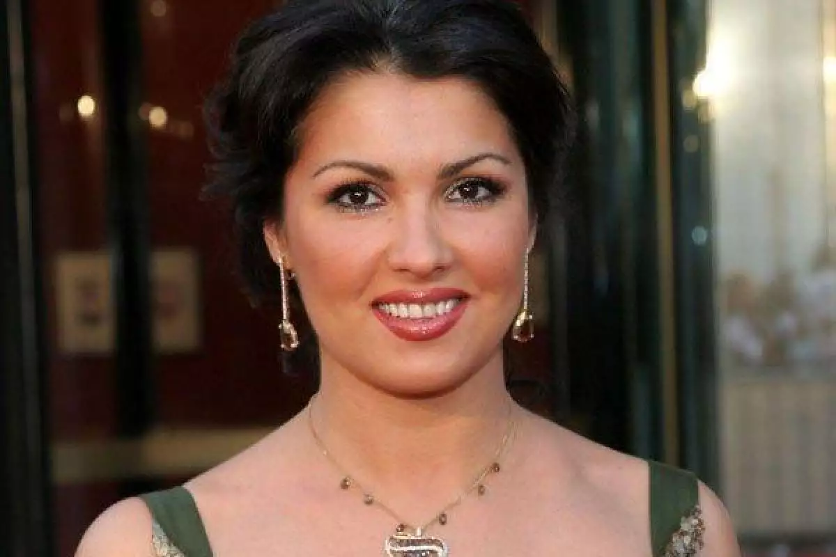 Певица Анна Нетребко шокировала фигурой в коротеньких шортах