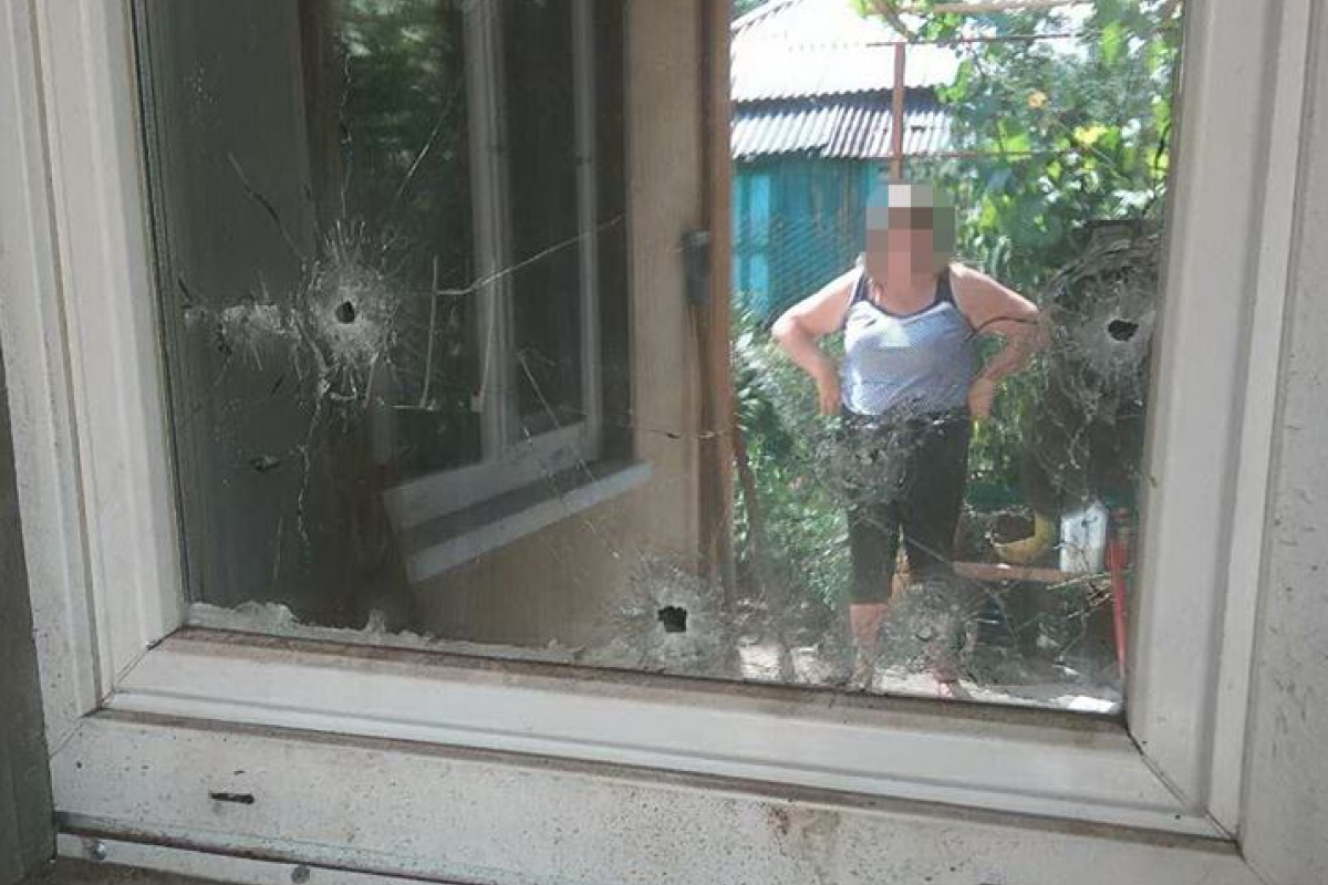 На Луганщине в результате обстрелов боевиков повреждены жилые дома в Золотом