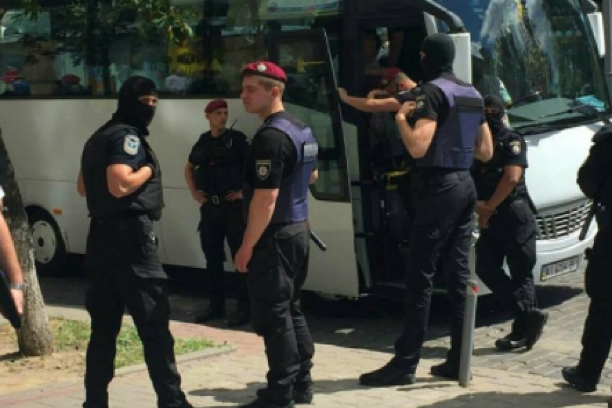 В Киеве полиция и КОРД задержали автобус с "титушками" В Киеве полиция и КОРД задержали автобус с "титушками"