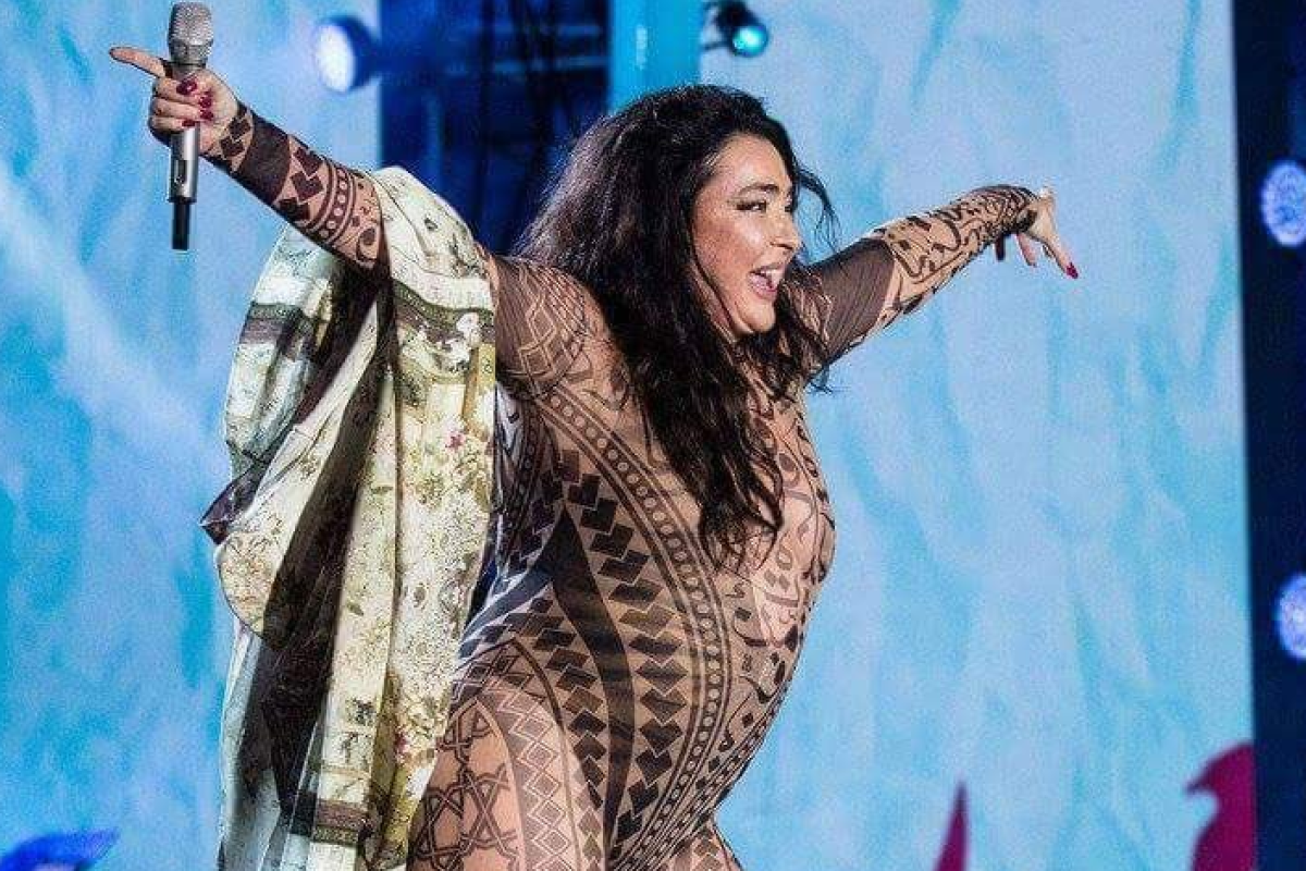 Лолита Милявская шокировала откровенным нарядом на фестивале "Жара" Лолита Милявская шокировала откровенным нарядом на фестивале "Жара"