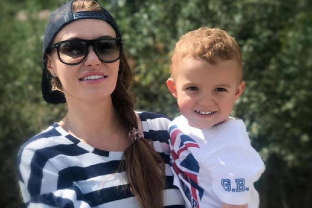 Слава из "НеАнгелов" с детьми отдыхает на море в Донецкой области Слава из "НеАнгелов" с детьми отдыхает на море в Донецкой области