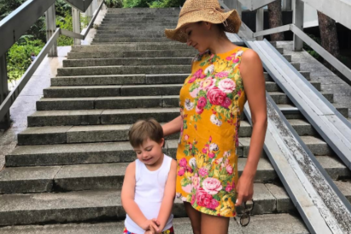 Сын Эвелины Бледанс плавает с дельфинами: появилось видео Сын Эвелины Бледанс плавает с дельфинами: появилось видео