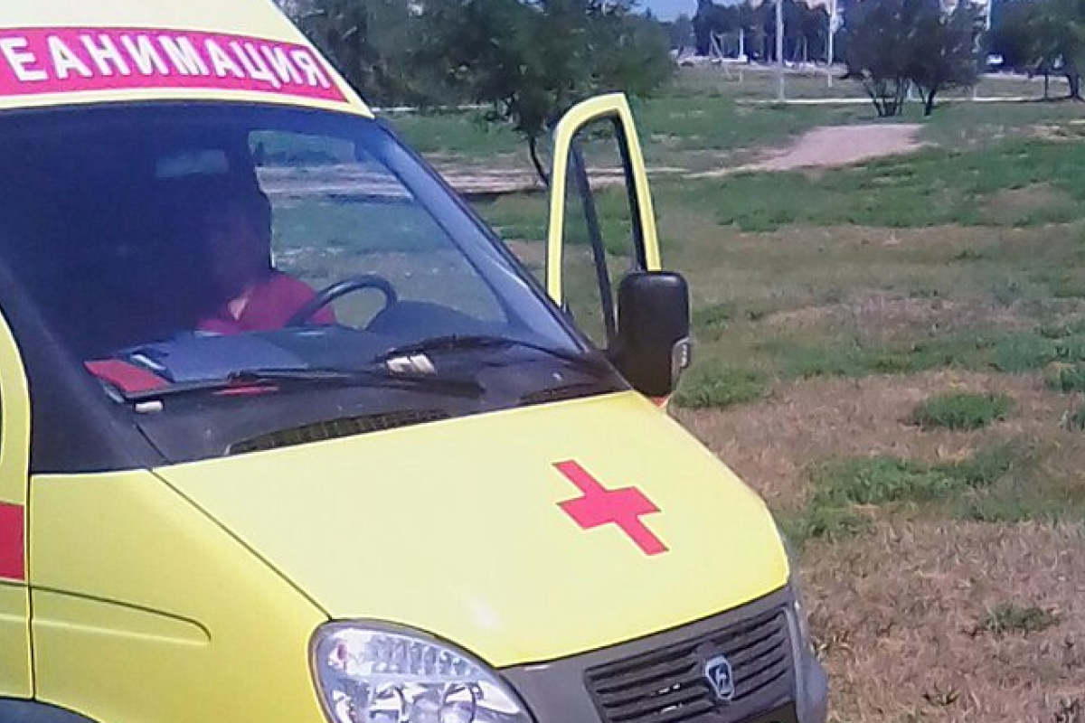 В Армянске в 200 м от больницы на глазах у прохожих умер мужчина, не дождавшись "скорую" В Армянске в 200 м от больницы на глазах у прохожих умер мужчина, не дождавшись "скорую"