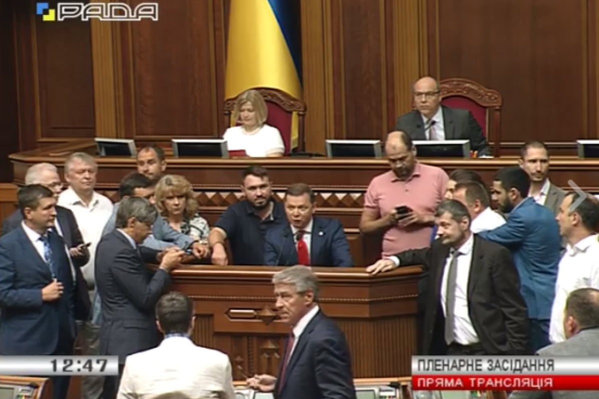 Луценко опаздывает в Раду на голосование по снятию неприкосновенности, депутаты блокируют трибуну Луценко опаздывает в Раду на голосование по снятию неприкосновенности, депутаты блокируют трибуну