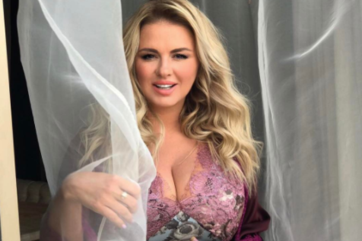 Анна Семенович прогулялась по улице в халате Анна Семенович прогулялась по улице в халате