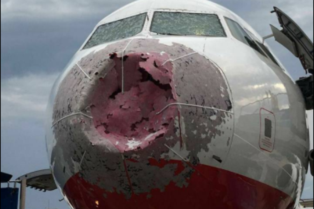 В Стамбуле украинский пилот "вслепую" смог посадить побитый градом самолет: сеть в восхищении