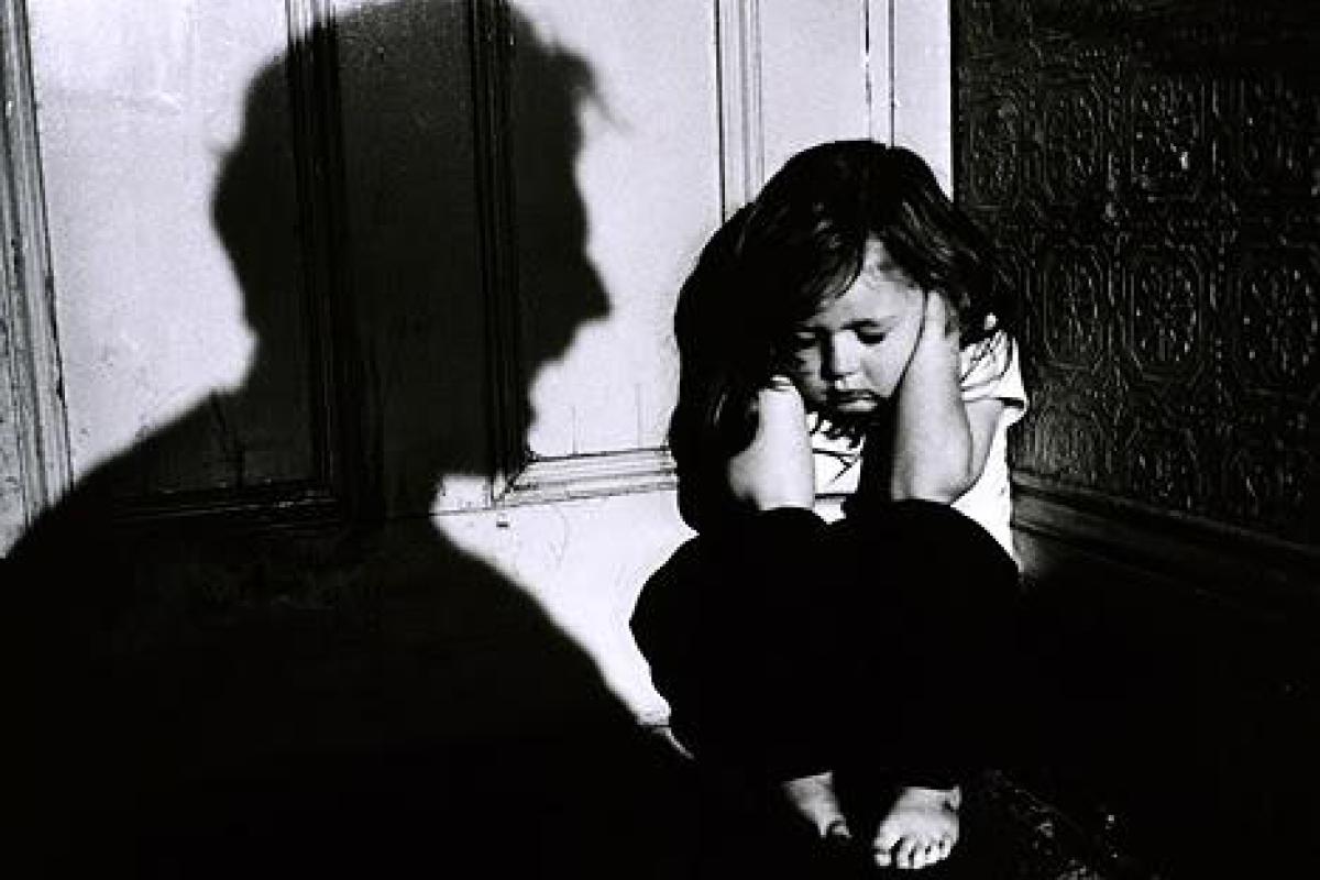 В Славянске мужчина кулаками воспитывал годовалого сына и 3-летнюю дочку