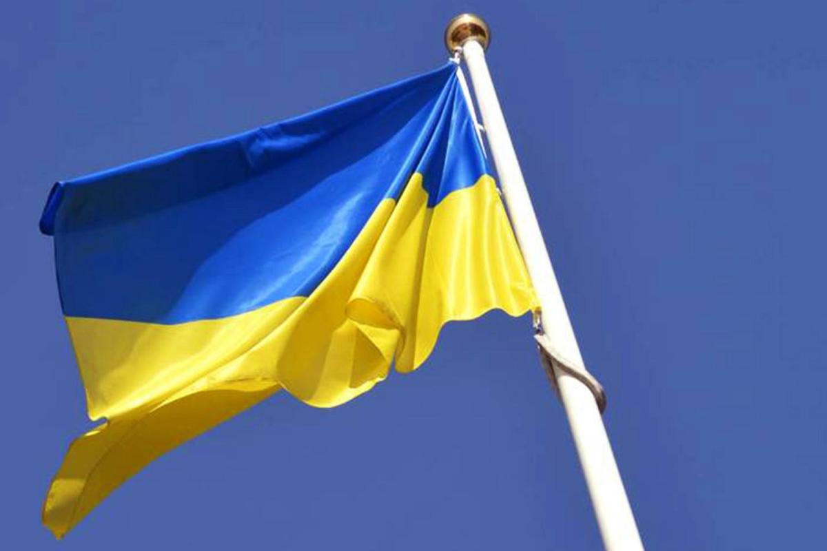 Боевики задержали троих парней, которые подняли флаг Украины возле университета Даля в Луганске Боевики задержали троих парней, которые подняли флаг Украины возле университета Даля в Луганске