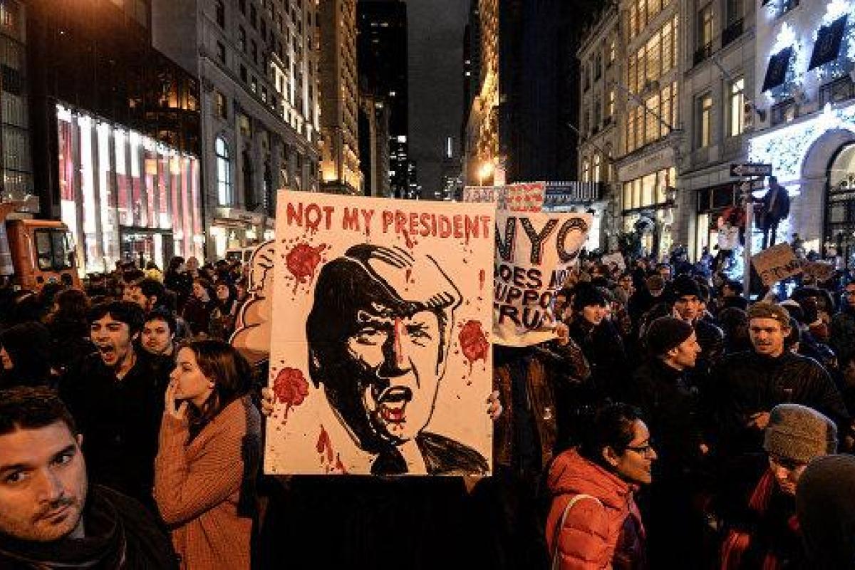 В США тысячи американцев протестуют против Трампа: в ход идут камни и бутылки В США тысячи американцев протестуют против Трампа: в ход идут камни и бутылки