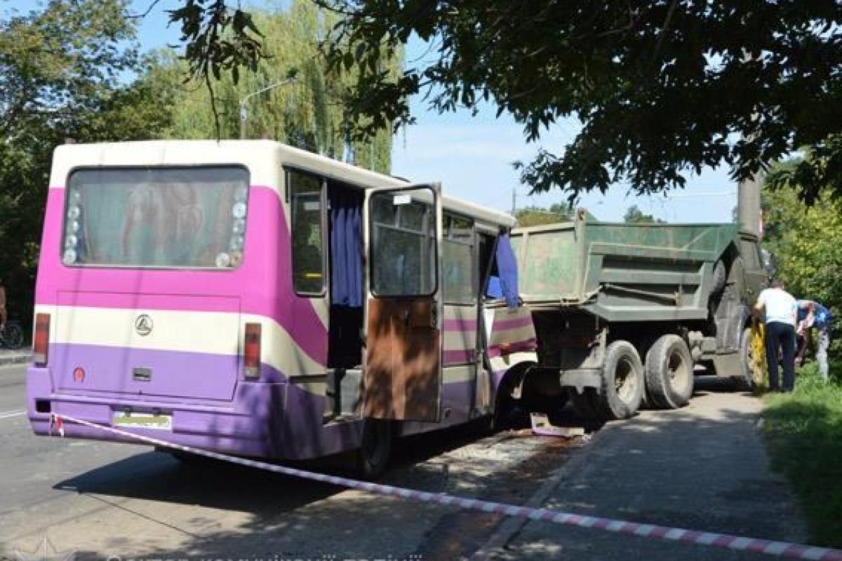 В Луцке в ДТП с участием маршрутки пострадало более десятка человек