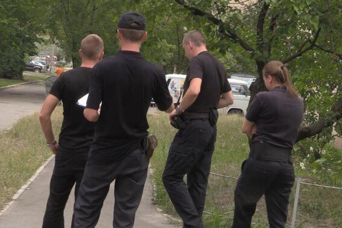 Трагедия в Киеве: девочка выпала с 16-го этажа, рядом лежала москитная сетка