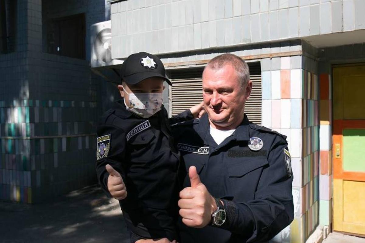 Украинские полицейские осуществили мечту больного мальчика