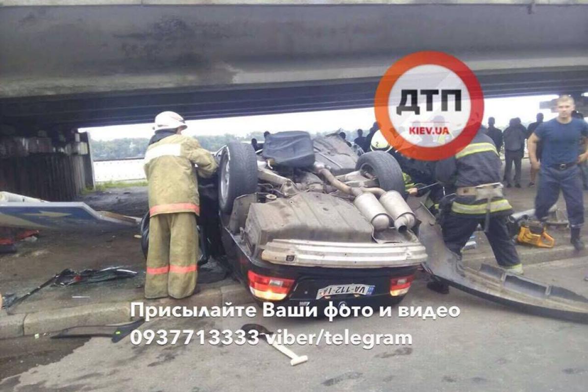 Покатушки не удались: в Киеве 5 человек перевернулись на новом BMW