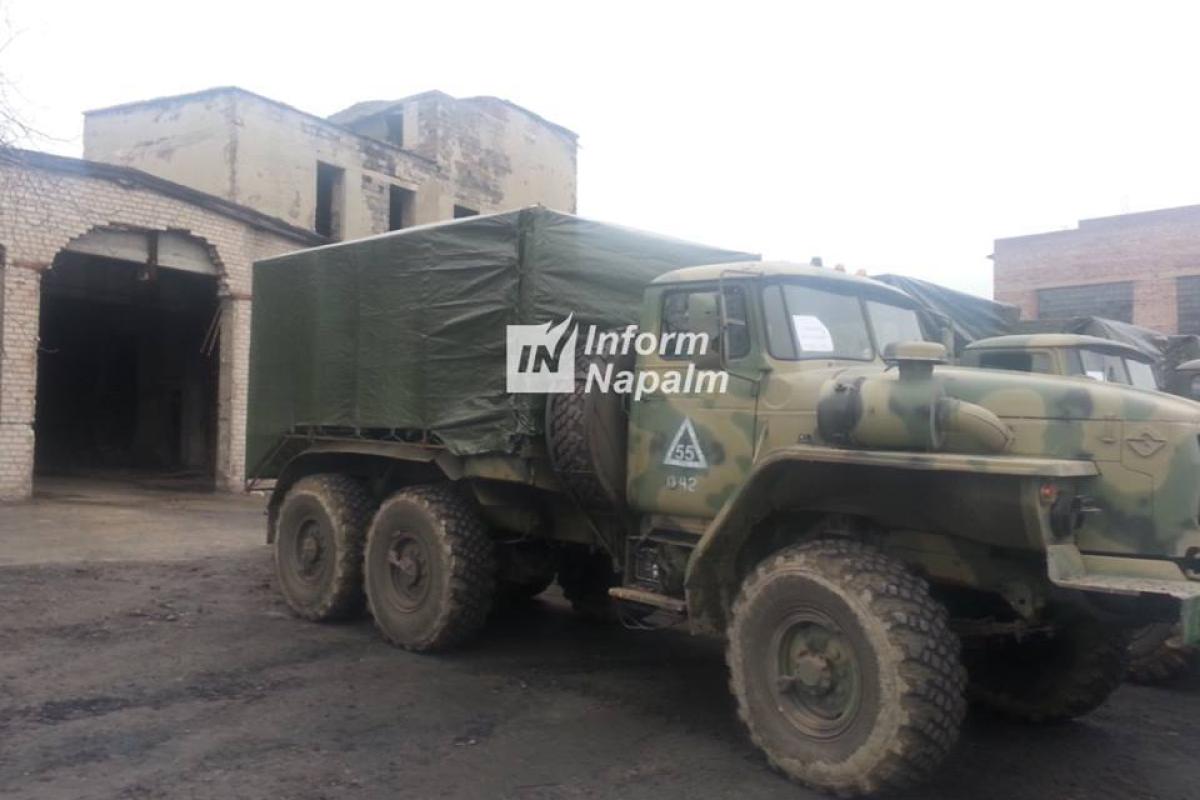 В Сети показали, как российские оккупанты маскируют боевые машины под грузовики 