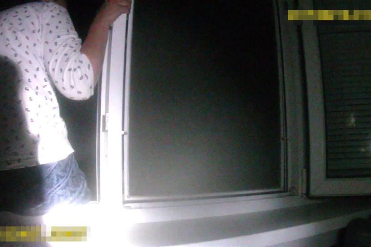 Патрульные спасли киевлянку, которая напилась таблеток, порезала вены и залезла на подоконник