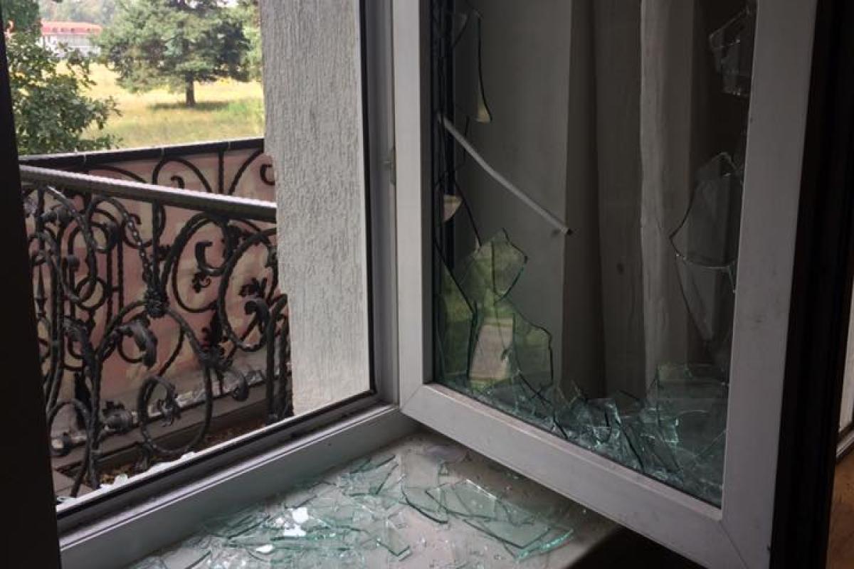 Неизвестные проникли в дом украинского продюсера: разбили окно и оставили следы крови