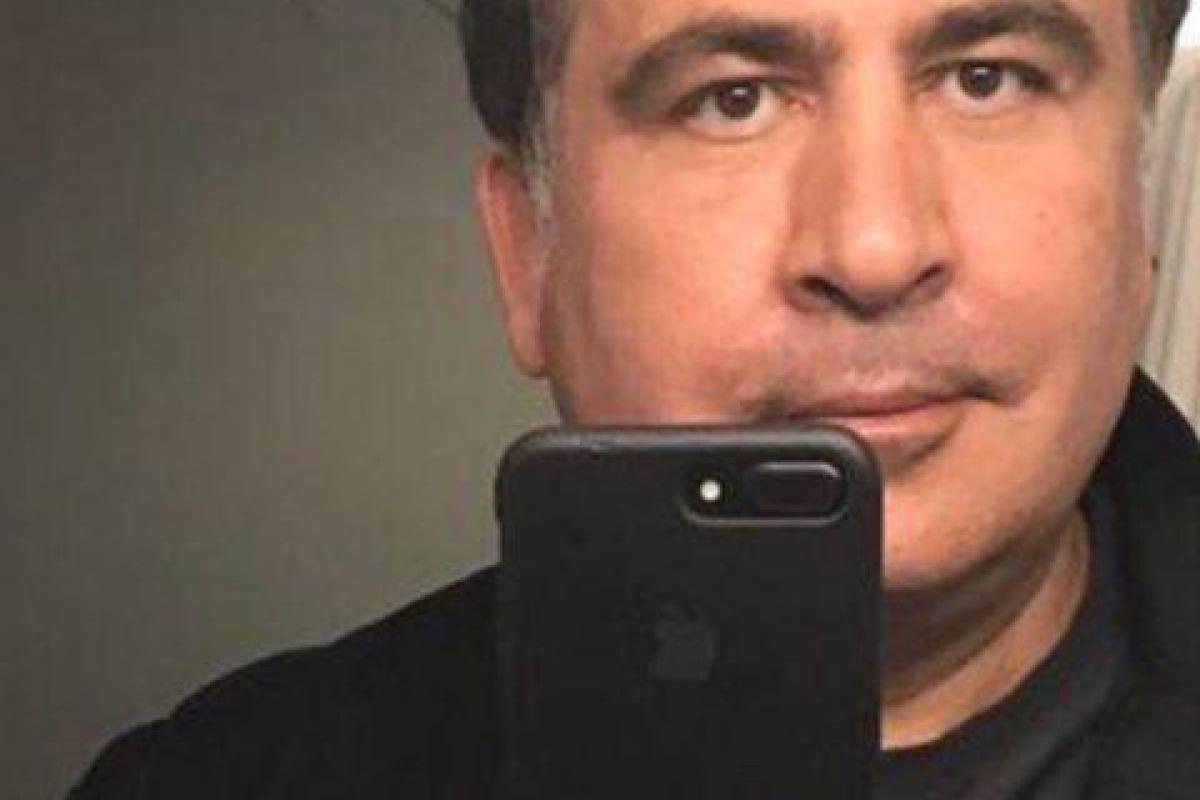 Михаил Саакашвили попытался сделать селфи