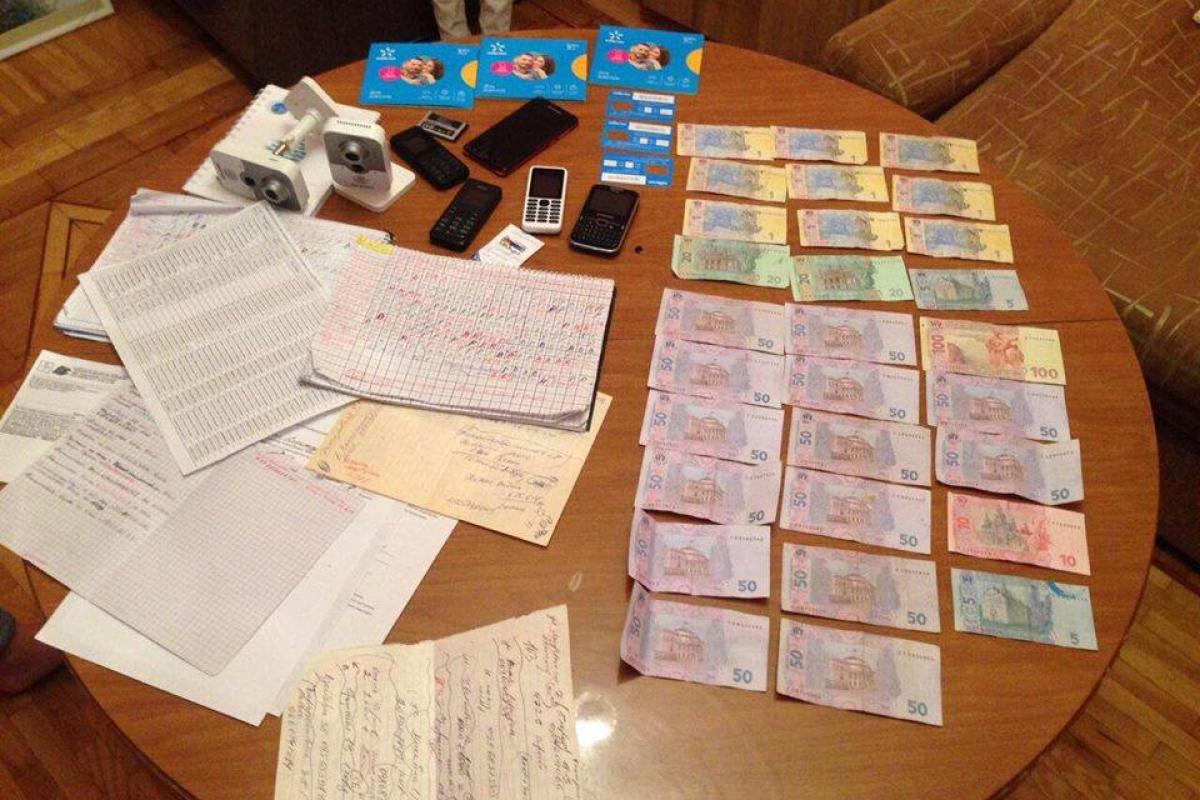 На Киевщине ликвидировали одну из крупнейших сетей борделей: полиция нашла блокноты со списками клиентов На Киевщине ликвидировали одну из крупнейших сетей борделей: полиция нашла блокноты со списками клиентов