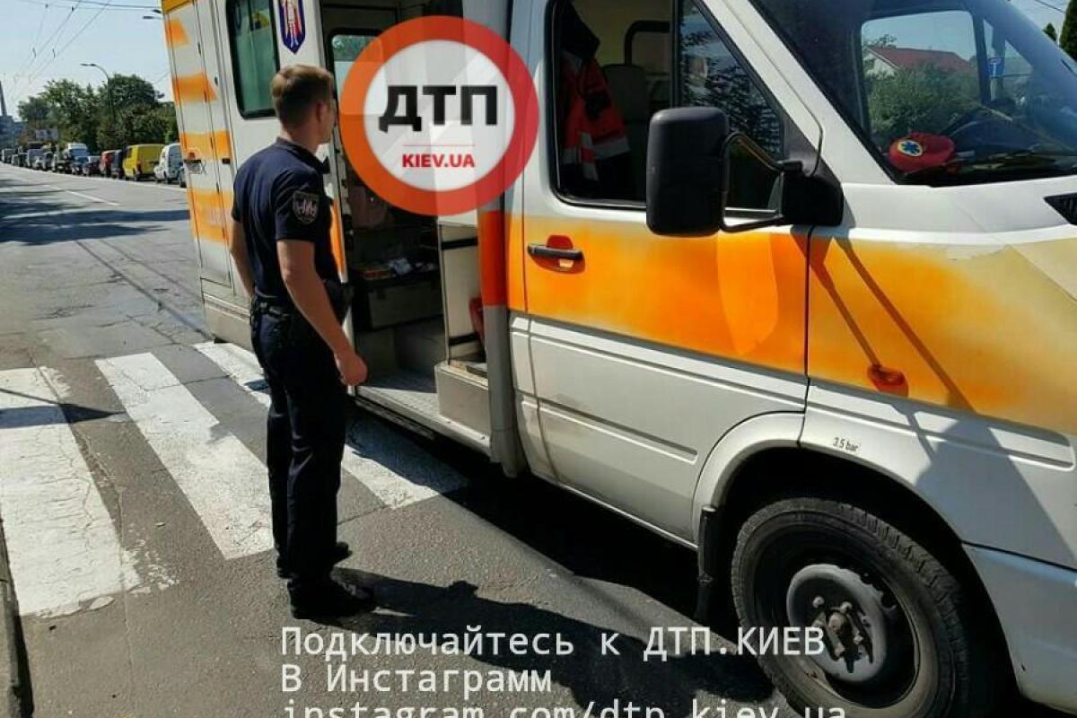 В Киеве микроавтобус сбил мать и дочь на пешеходном переходе