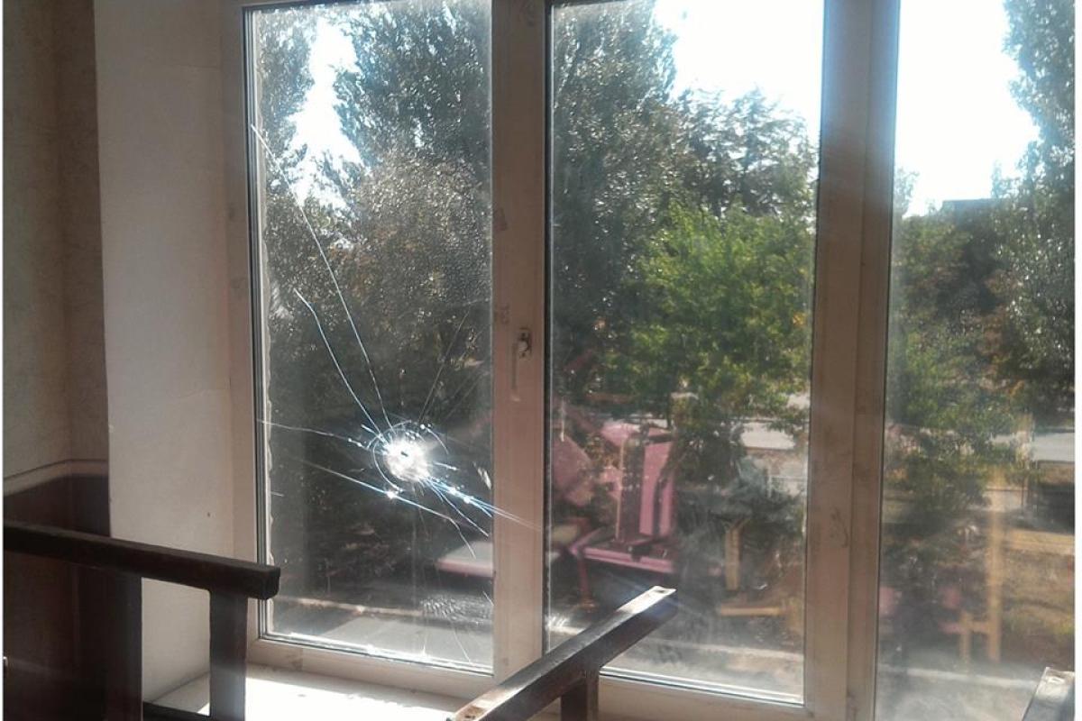 Боевики обстреляли школу в Марьинке: в здании повреждены окна