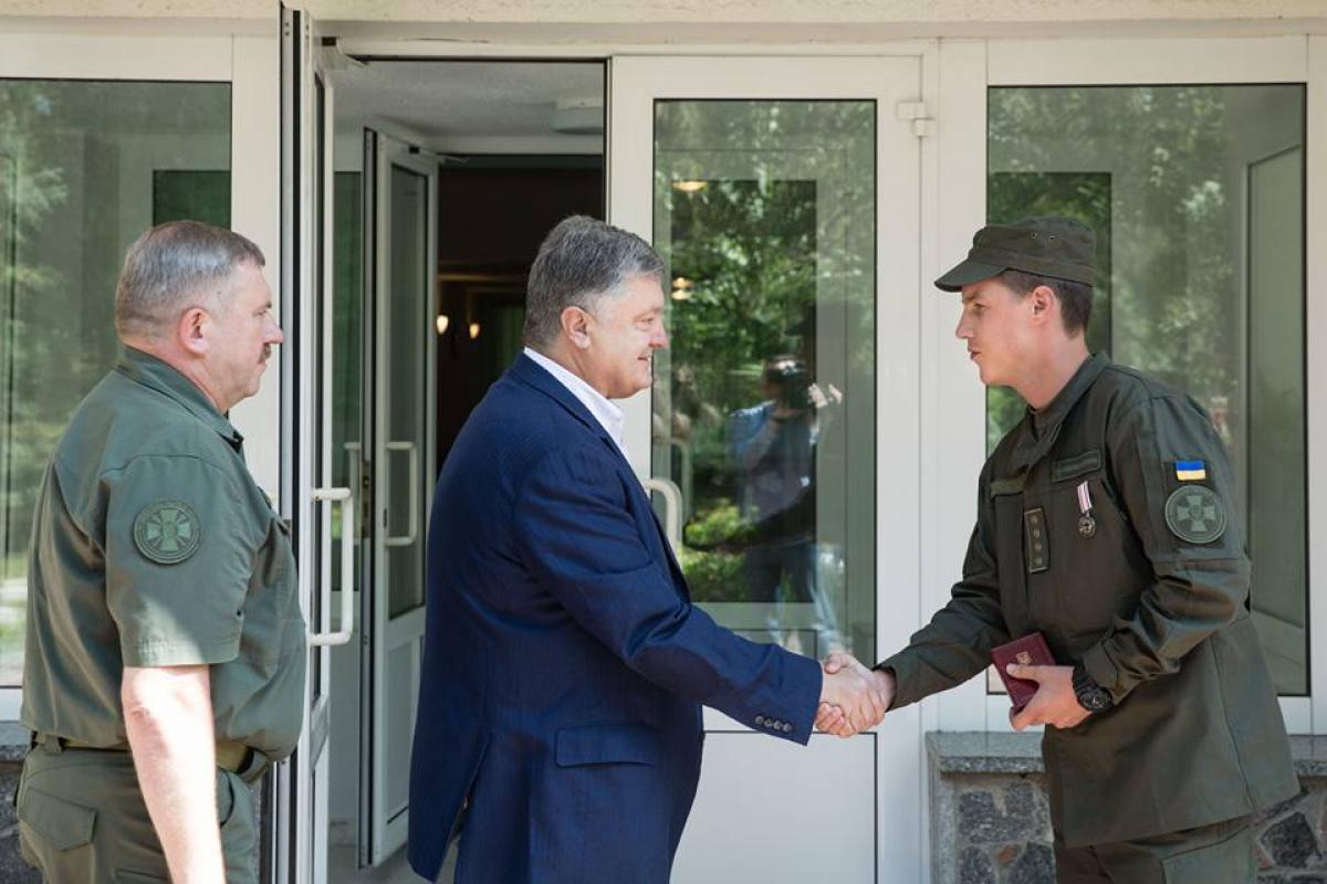 Порошенко наградил военного, который спас женщину во время взрыва на Грушевского Порошенко наградил военного, который спас женщину во время взрыва на Грушевского