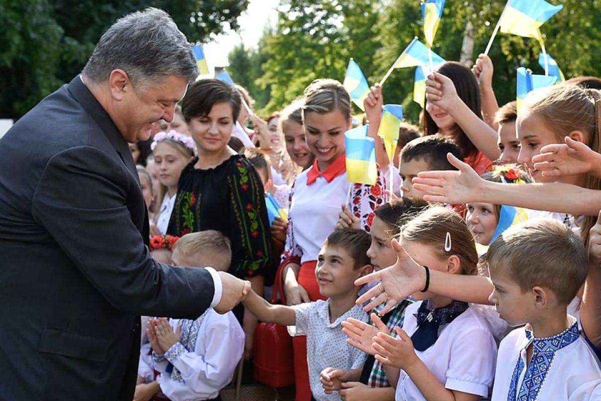 Порошенко на Донетчине открыл три реконструированные школы Порошенко на Донетчине открыл три реконструированные школы
