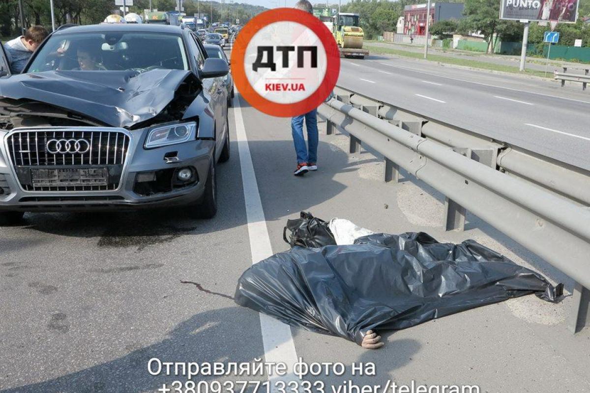 В Киеве мужчина с сумками выбежал под колеса кроссовера, спасти его не удалось В Киеве мужчина с сумками выбежал под колеса кроссовера, спасти его не удалось