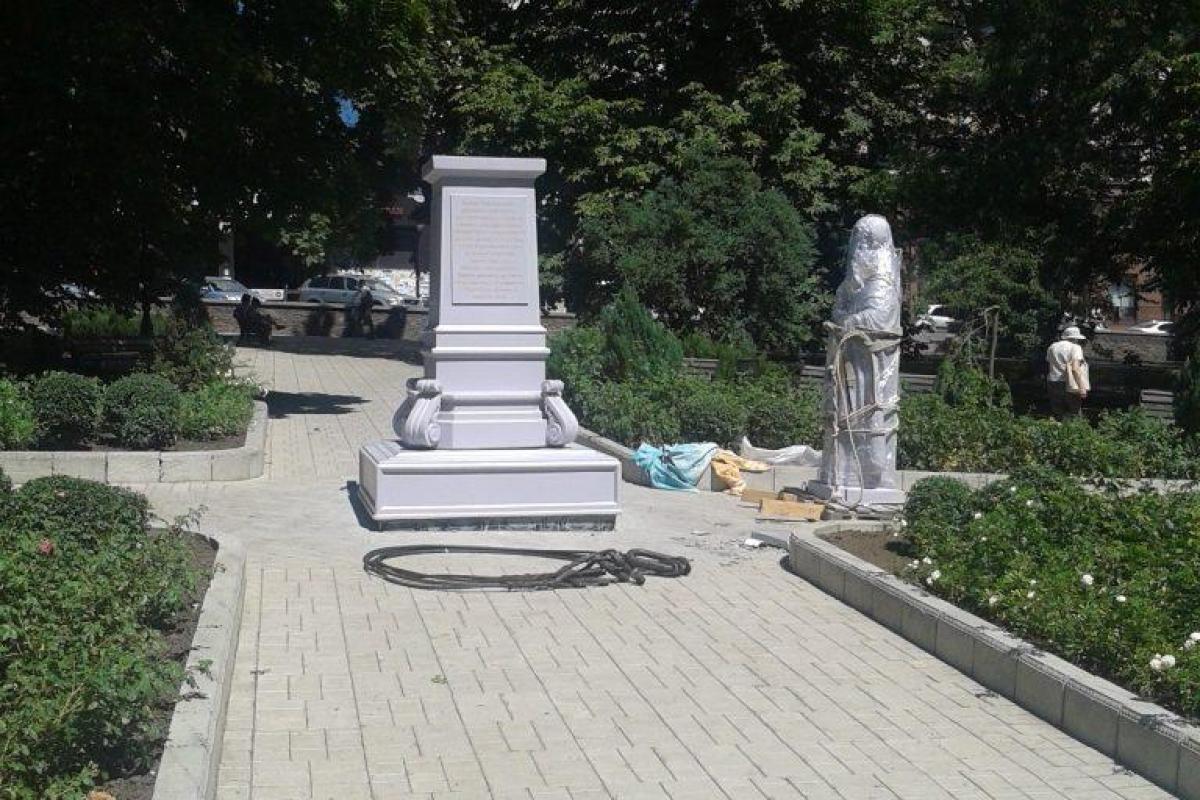 "Оккупанты не могут удержаться от соблазна пометить территорию", - Казанский о новом памятнике в центре Донецка "Оккупанты не могут удержаться от соблазна пометить территорию", - Казанский о новом памятнике в центре Донецка