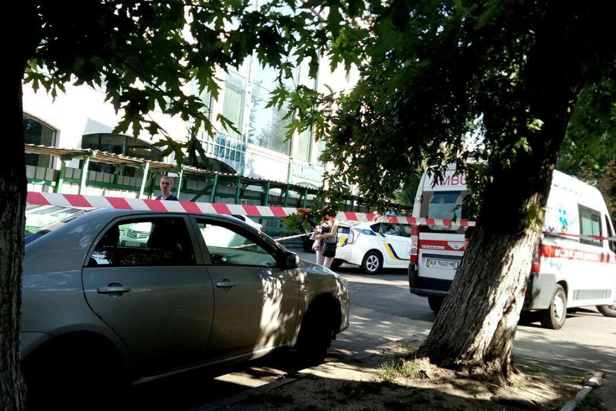 Киевлянин поймал пулю средь бела дня: окровавленный мужчина рассказал, почему в него стреляли Киевлянин поймал пулю средь бела дня: окровавленный мужчина рассказал, почему в него стреляли