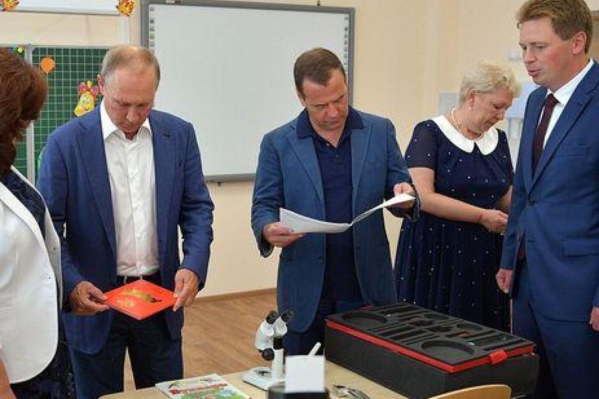 Путин и Медведев приехали в оккупированный Крым Путин и Медведев приехали в оккупированный Крым