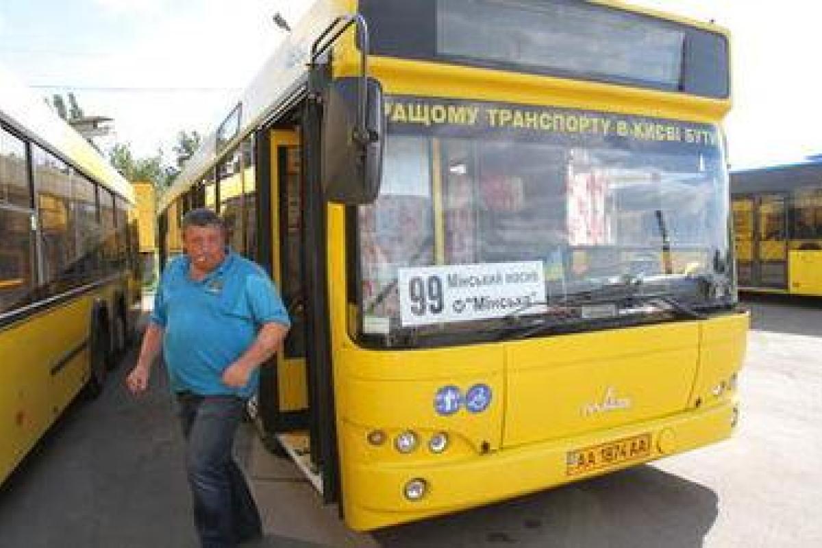 В Киеве в остановку с пассажирами въехал автобус В Киеве в остановку с пассажирами въехал автобус