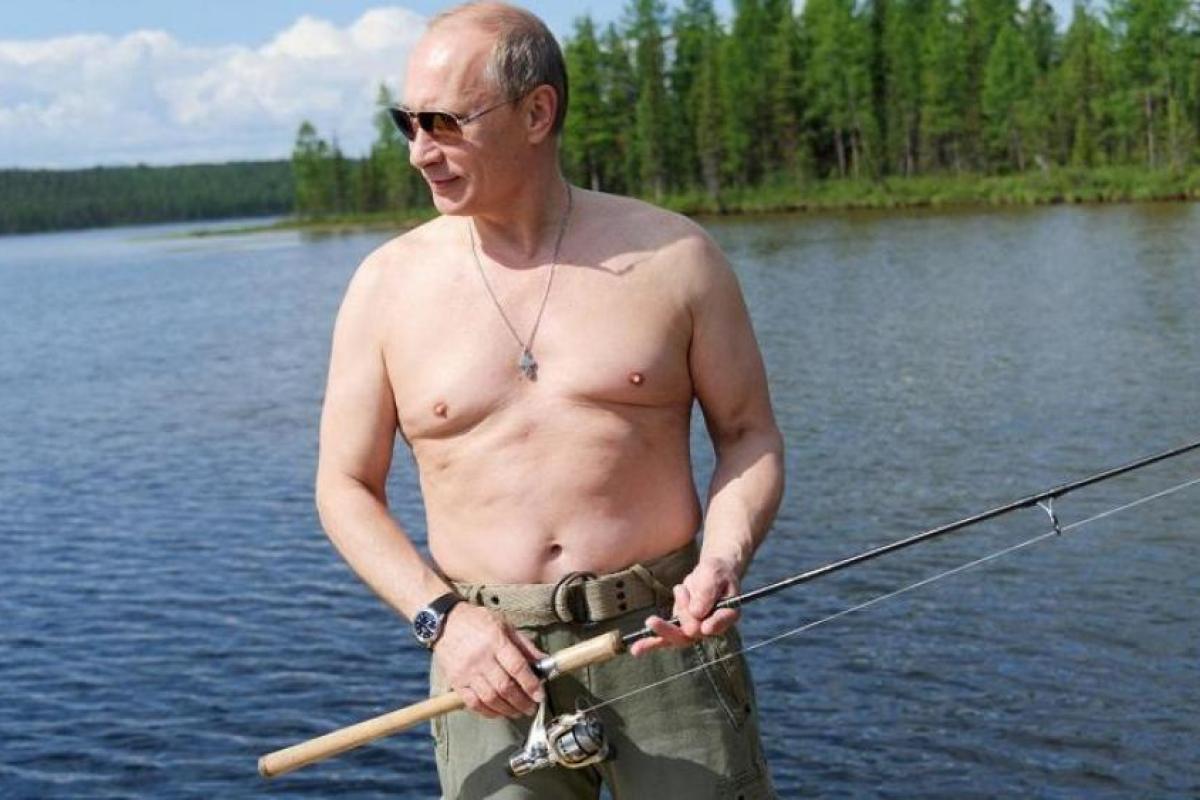 Соцсети смеются над Путиным, который оголил торс для щук Соцсети смеются над Путиным, который оголил торс для щук