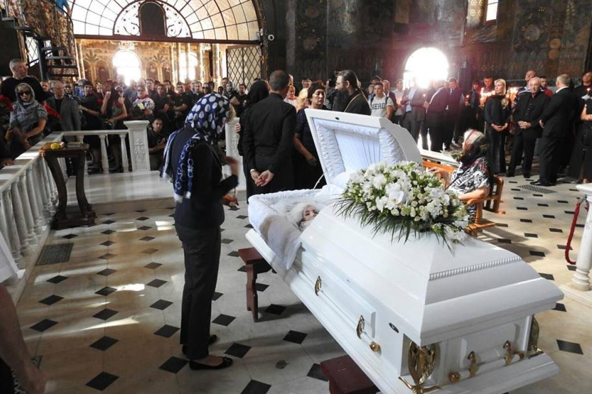 На похороны Ирины Бережной пришли Лобода, Фреймут и таинственный отец ее дочери