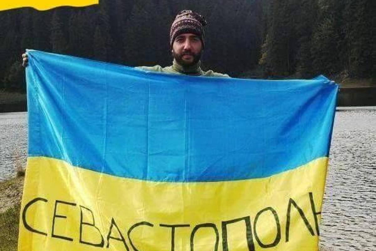 Флешмоб в Севастополе: местные жители вышли на набережную в цветах национального флага Флешмоб в Севастополе: местные жители вышли на набережную в цветах национального флага