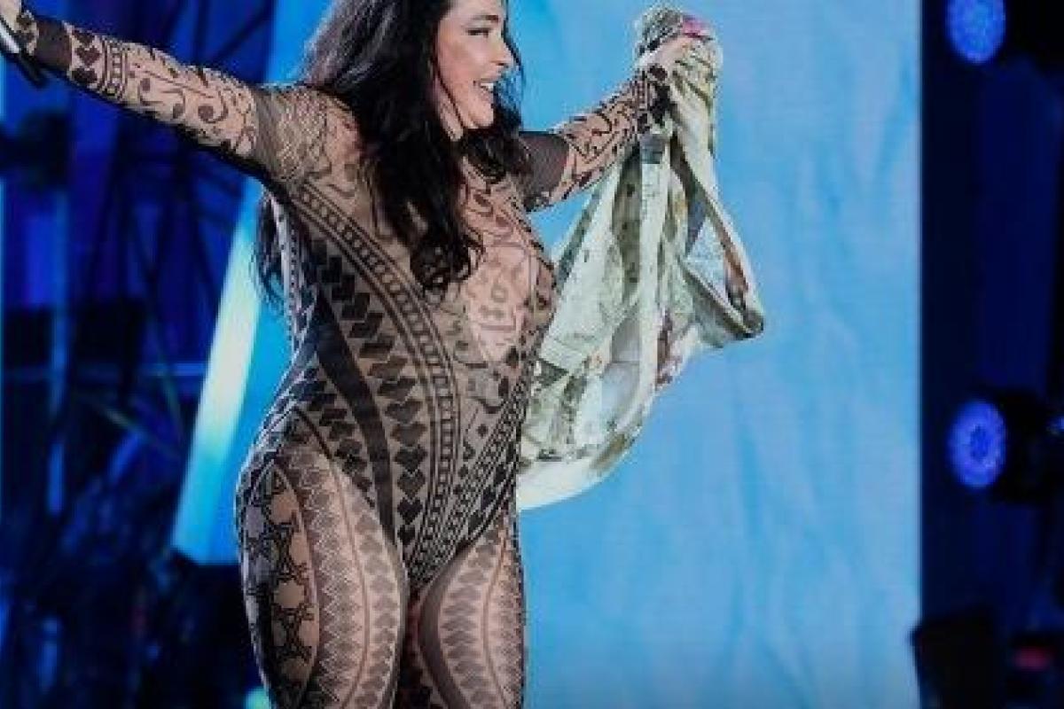 Соцсети рыдают из-за наряда Лолиты на фестивале "Жара": певица выбрала лучшую фотожабу Соцсети рыдают из-за наряда Лолиты на фестивале "Жара": певица выбрала лучшую фотожабу