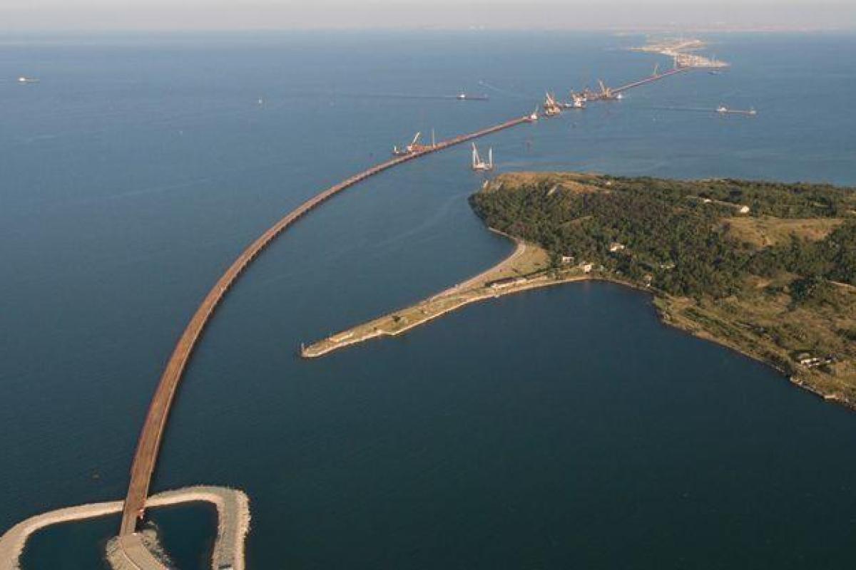 Оккупанты запретили кораблям плавать возле стройки моста в Крым  Оккупанты запретили кораблям плавать возле стройки моста в Крым