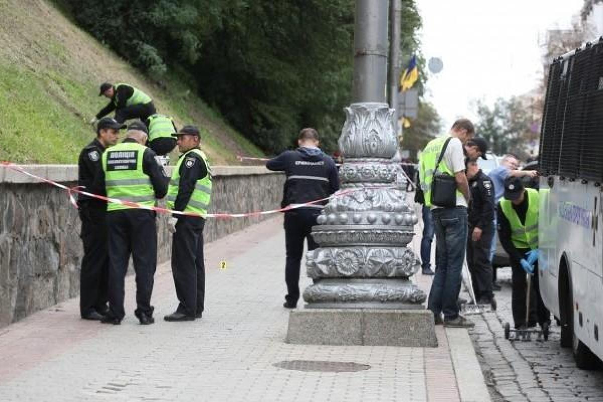 Появилось видео первых минут после взрыва в Киеве на улице Грушевского Появилось видео первых минут после взрыва в Киеве на улице Грушевского