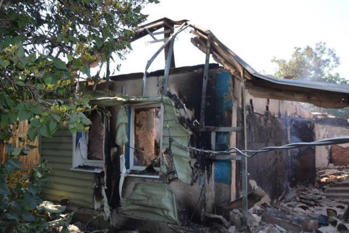 В Зайцево в результате обстрела сгорели дома мирных жителей В Зайцево в результате обстрела сгорели дома мирных жителей